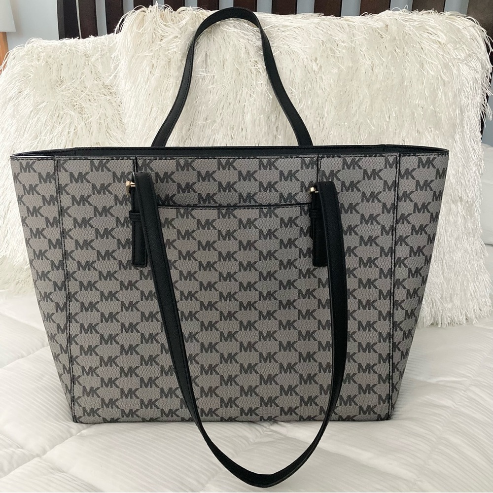 Michael Kors Jet Set Travel Tote - Picture 4 of 14